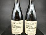 deux bouteilles de vin sont posées sur une table noire