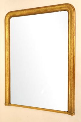 un miroir accroché au mur au-dessus d'un lavabo