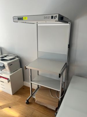un bureau sur lequel se trouve une imprimante, dans une petite pièce