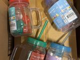 une boîte contenant divers gobelets en plastique et une paille
