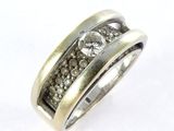 gros plan d'une bague avec des diamants sur fond blanc