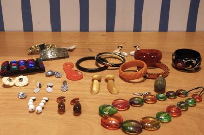une table sur laquelle se trouvent de nombreux objets différents