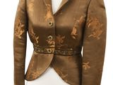 une photo d'une veste marron sur un mannequin