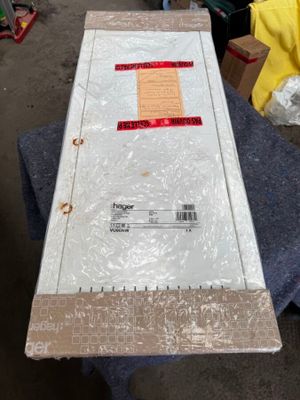 une table recouverte d'une feuille de plastique