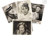 plusieurs vieilles photos en noir et blanc d'une femme portant un chapeau