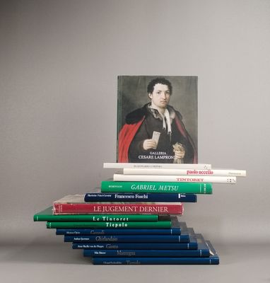 plusieurs livres empilés sur une table