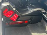 une photo de l'intérieur d'une voiture avec la portière ouverte