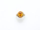 un gros plan d'une bague sertie d'une citrine