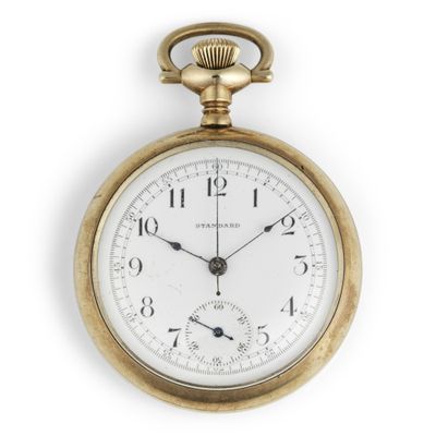 une montre de poche ancienne sur fond blanc, avec un fond blanc