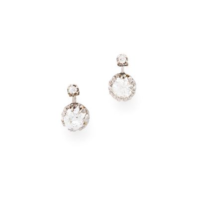 une paire de boucles d'oreilles en diamant sur fond blanc