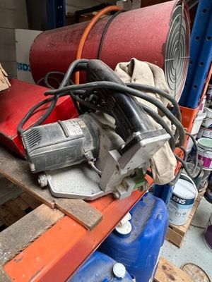 an image of a bunch of tools sitting on top of a wooden pallet