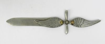 l'image d'un couteau orné d'ailes, sur un fond blanc