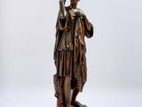 statue en bronze d'une femme tenant un oiseau sur un piédestal