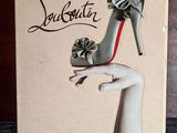 une boîte sur laquelle est représentée une chaussure de femme