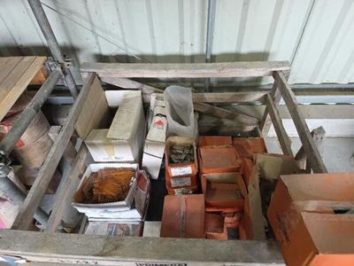 un tas de cartons et d'autres objets dans un local de stockage