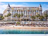 une image représentant un tableau d'une plage avec des parasols et des palmiers