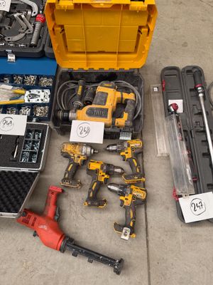 de nombreux outils posés à même le sol