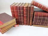plusieurs vieux livres sont empilés sur une table