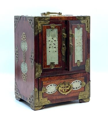une petite boîte en bois surmontée d'une horloge