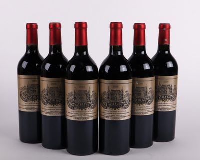 six bouteilles de vin rouge sont alignées
