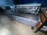 un comptoir réfrigéré au milieu d'une pièce