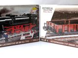 deux trains miniatures assis l'un à côté de l'autre sur une table