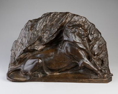 sculpture en bronze représentant un cheval couché sur le dos sur une surface blanche