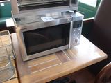 un micro-ondes posé sur une table dans une cuisine