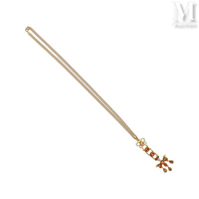 l'image d'un collier en or orné d'une croix