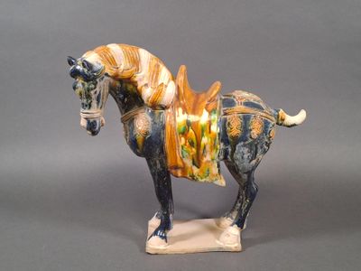 une figurine représentant un cheval avec une selle sur le dos