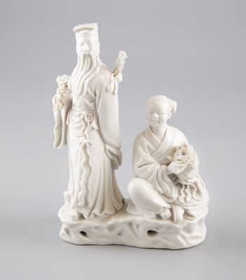 statue représentant un homme et une femme avec un enfant, assis sur un rocher