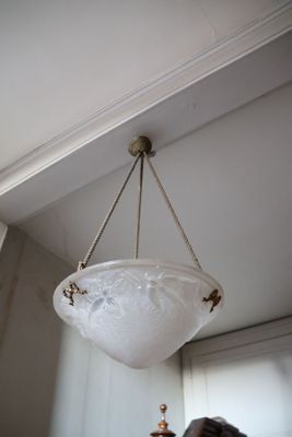 une lampe suspendue au plafond dans une pièce