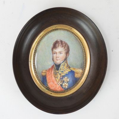 portrait d'un jeune homme en uniforme militaire, dans un cadre en bois