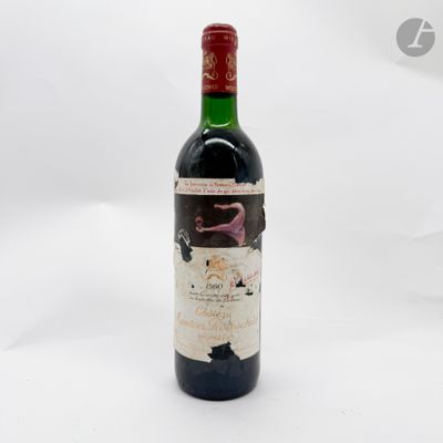 une bouteille de vin posée sur une table