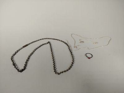 une photo d'un collier et d'une bague posés sur une table