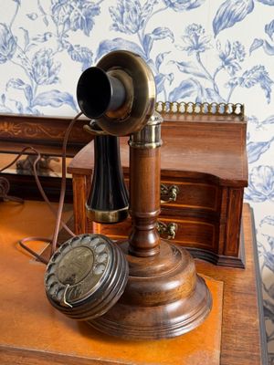 un bureau en bois sur lequel est posé un téléphone