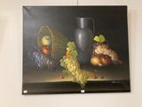 un tableau représentant des raisins, des pommes et un vase accroché au mur