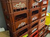 une pile de caisses contenant des bouteilles de bière
