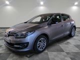 la voiture grise est garée dans la pièce au sol en damier