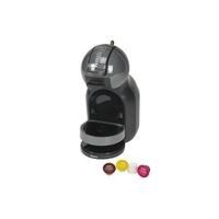 La cafetière est posée à côté de quelques pots de confiture sur la table.