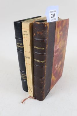trois livres empilés les uns sur les autres