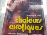 une grande affiche représentant un homme et une femme en train de s'embrasser dans une salle de bains