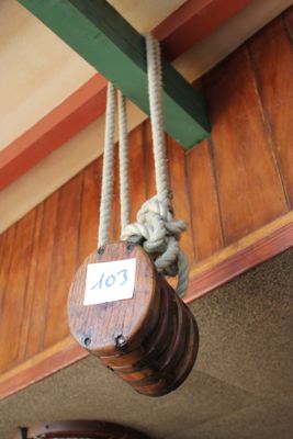 une horloge suspendue au plafond d'un restaurant