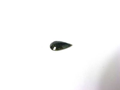 un petit objet noir dans le ciel sur fond blanc
