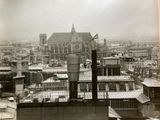une photo en noir et blanc d'une ville avec une tour horloge