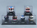 six casques différents dans une vitrine posée sur une table