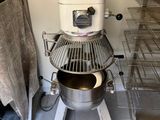 une image d'une cuisine avec un mixeur à l'intérieur