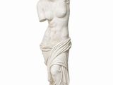 statue en marbre représentant une femme tenant une fleur dans la main droite