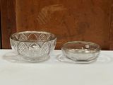 un saladier en verre et un autre saladier en verre posés sur une table