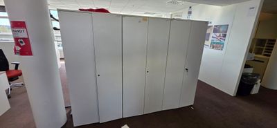 UN ENSEMBLE COMPRENANT : 8 BUREAUX D'ANGLE AVEC RETOUR ET PA…